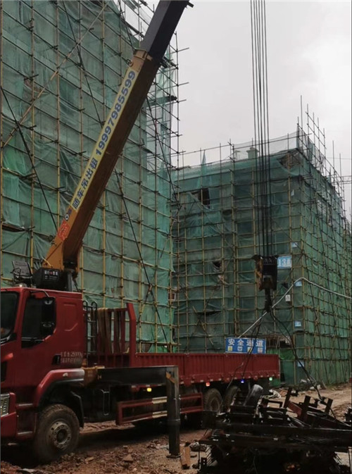赤峰市“慢工细活”—— 吊车的 “微动控制” 技术