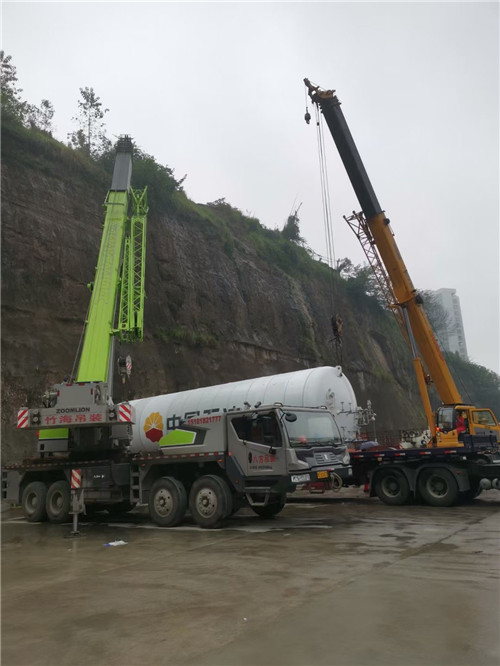 赤峰市“不怕风雨冻”—— 吊车的 “恶劣环境适应” 技术
